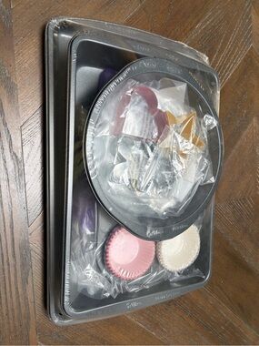 Wilton Nonstick Bakeware Set – New in Original Shrink Wrap with Cookie Cutters &